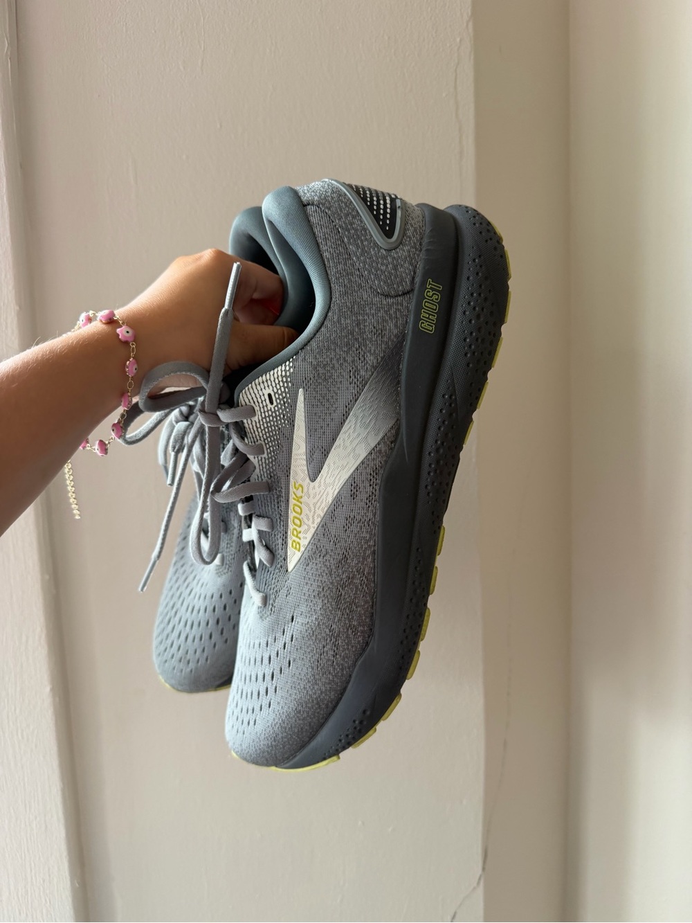 Brooks Ghost Men Gray Running Shoes with Subtle Yellow Accent - Picture 4 of 8